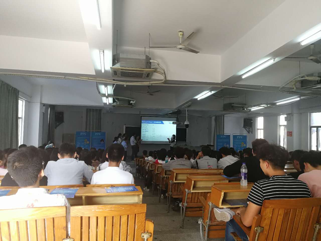 主持人带领着工作人员进行喊口号活动