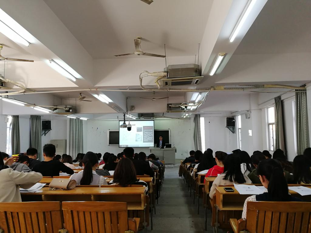 顺丰工作人员为同学们进行实训介绍