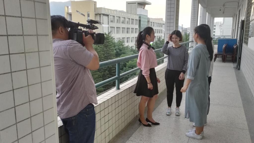 黄梦迪与同学接受采访