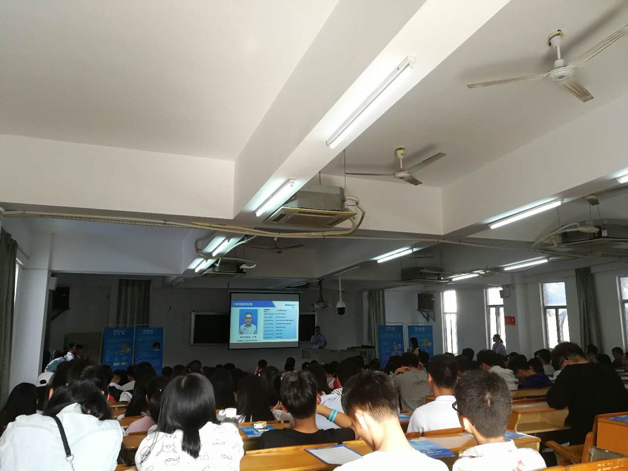 王平总经理和学生们分享自己的工作经历