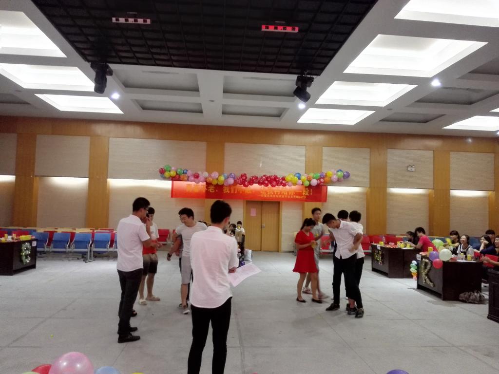 毕业生干部的“夹气球”