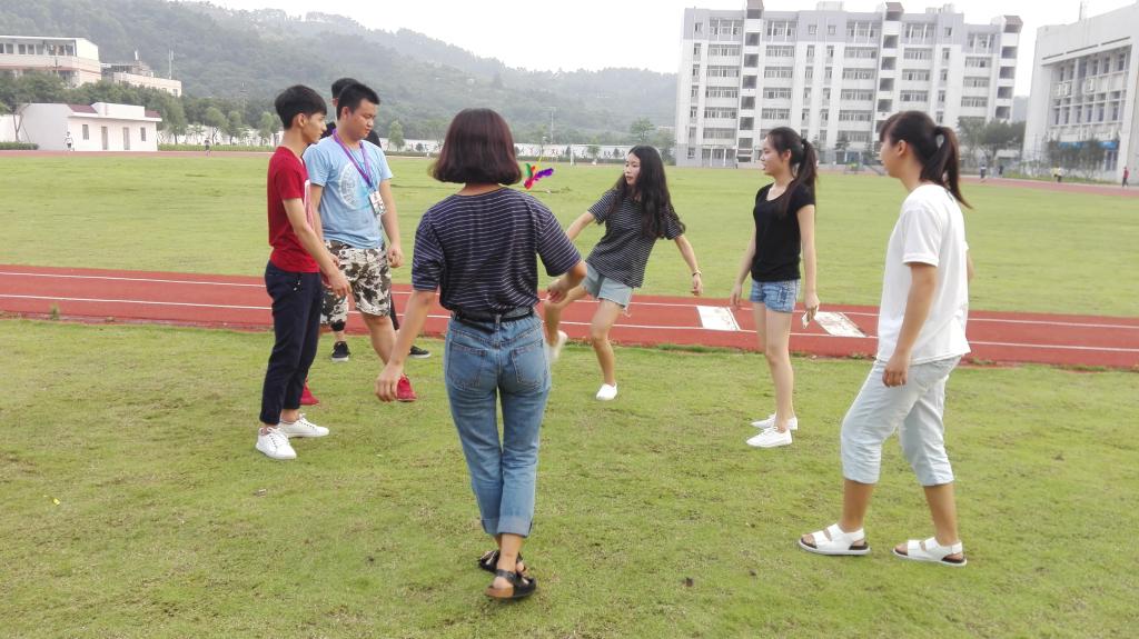 “齐心协力”踢毽子