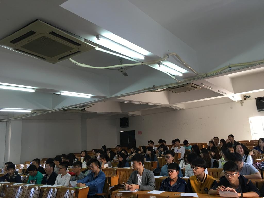 同学们在认真听讲