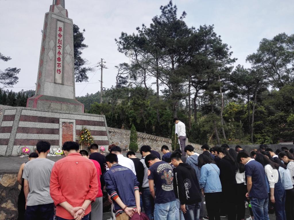 全体学生默哀致敬