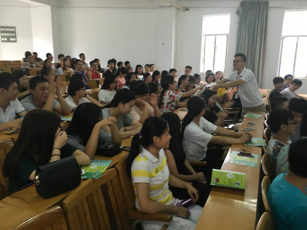 现场进行了问答形式送小礼物的活动