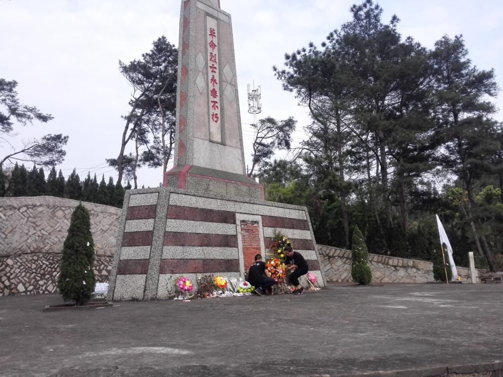 学生代表献花致敬