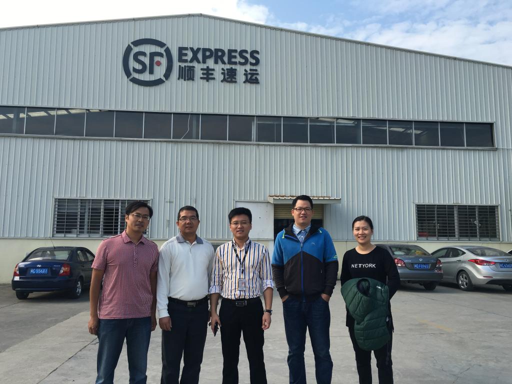 系领导小组前往看望学生